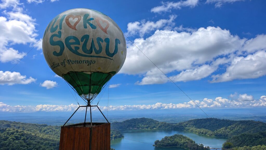 Menikmati Keindahan Telaga Ngebel dari Mloko Sewu Ponorogo